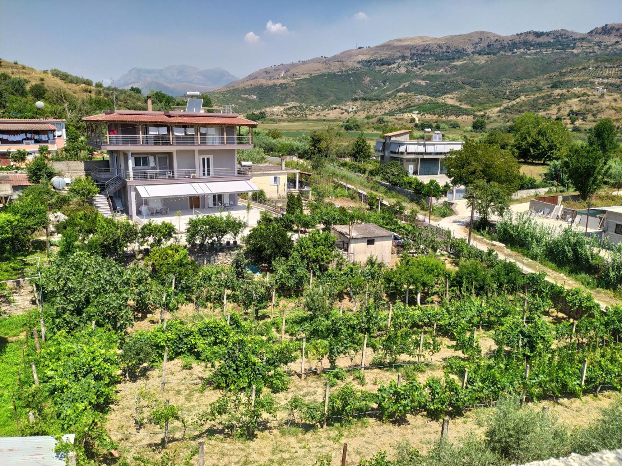 Toma's * Sarandë